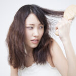 髪のうねりがひどい原因とは？自宅でできる4つの対策と美容室メニュー