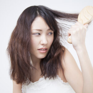 髪のうねりがひどい原因とは？自宅でできる4つの対策と美容室メニュー