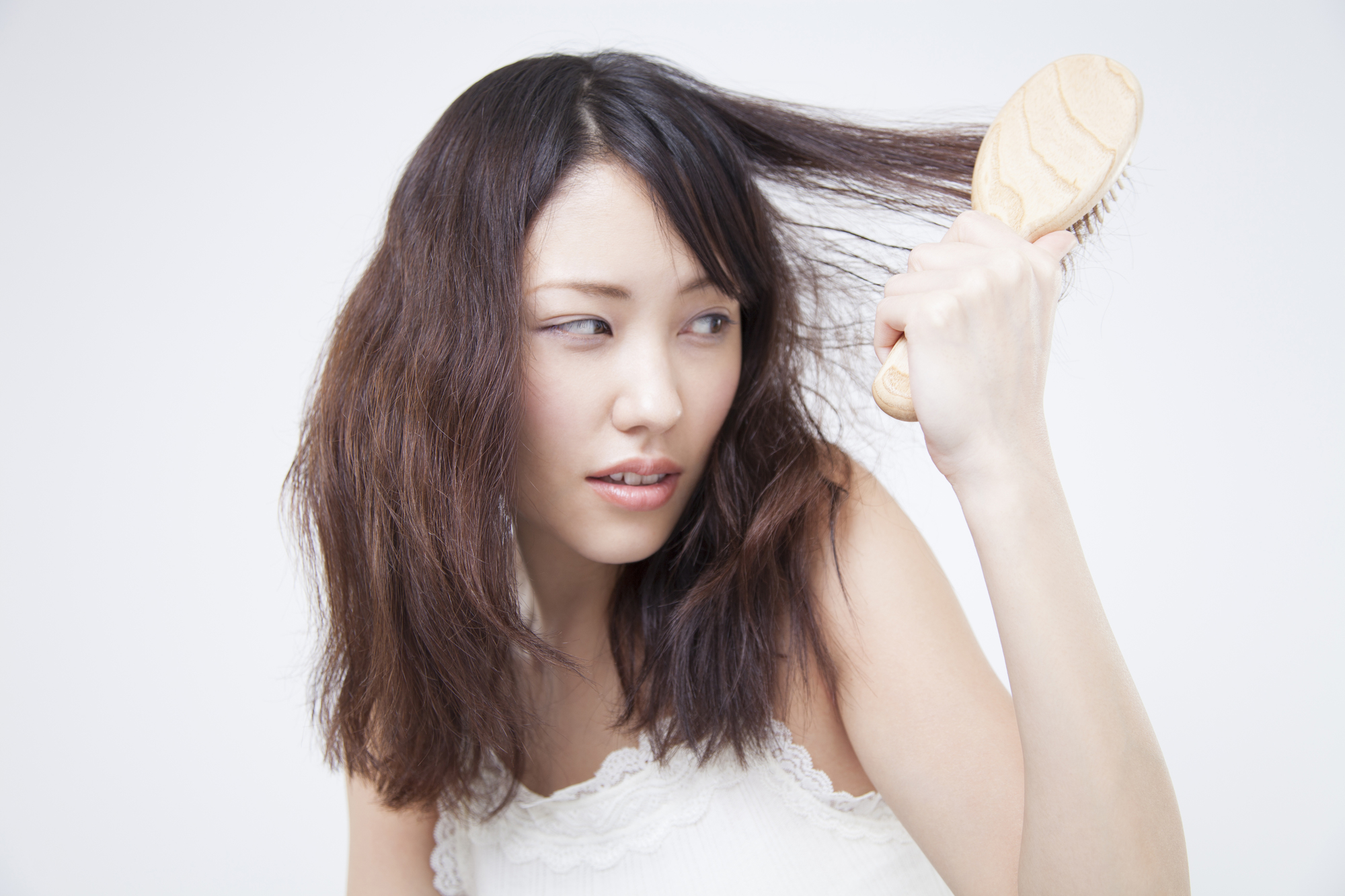 髪のうねりがひどい原因とは？自宅でできる4つの対策と美容室メニュー