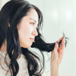 切れ毛が急に増えた原因は？自宅・美容院でできる解決策を紹介