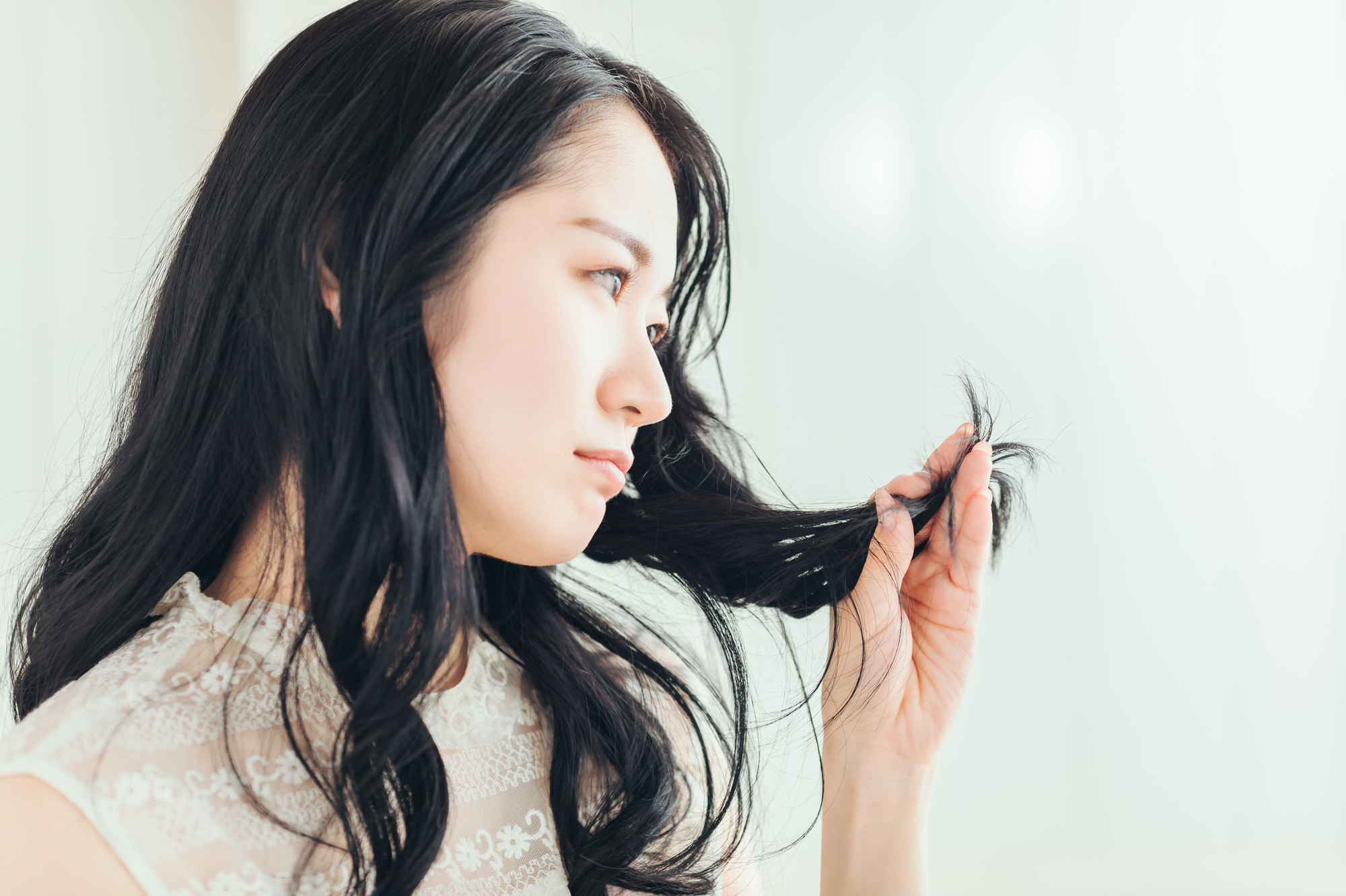 切れ毛が急に増えた原因は？自宅・美容院でできる解決策を紹介
