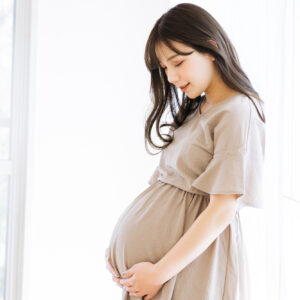 妊娠中の縮毛矯正は大丈夫！だけど「おすすめ出来ない！？」理由と施術する場合の注意点